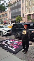Cardi B sorprende al vender su nuevo álbum como vendedora ambulante