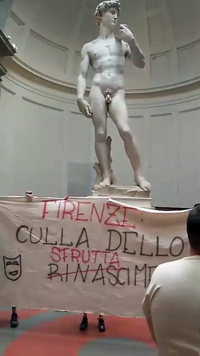 Firenze, la protesta dei lavoratori sotto il David. "Precarietà e sfruttamento negli appalti della Cultura"