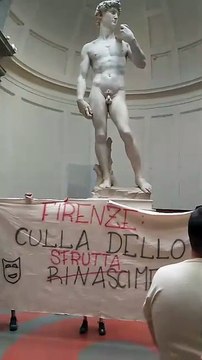 Firenze, la protesta dei lavoratori sotto il David. Precarietà e sfruttamento negli appalti della Cultura