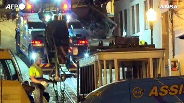 Funicolare deragliata a Lisbona, operai al lavoro per rimuovere i rottami