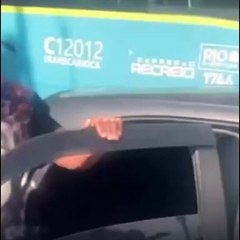 Policial tem surto de raiva e arranca porta de carro no meio da rua; veja