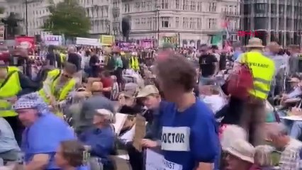 Filistin'e destek gösterisinde bine yakın gözaltı var!