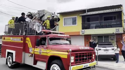 Yago Dora celebra troféu no caminhão dos Bombeiros em Florianópolis