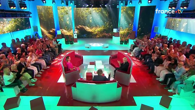 VOICI - Vous allez me laisser pleurer comme ça ? : Jeff Panacloc fond en larmes et appelle Michel Drucker à réagir dans Vivement Dimanche