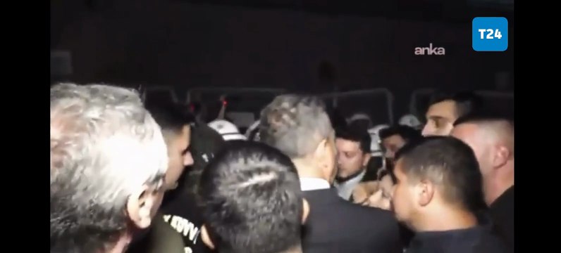 CHP Gençlik Kolları'nın çağrısının ardından İl Başkanlığı önünde polis ile vatandaş arasında gerginlik çıktı