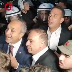 CHP İstanbul İl Başkanlığı önünde polis ile partililer arasında tartışma