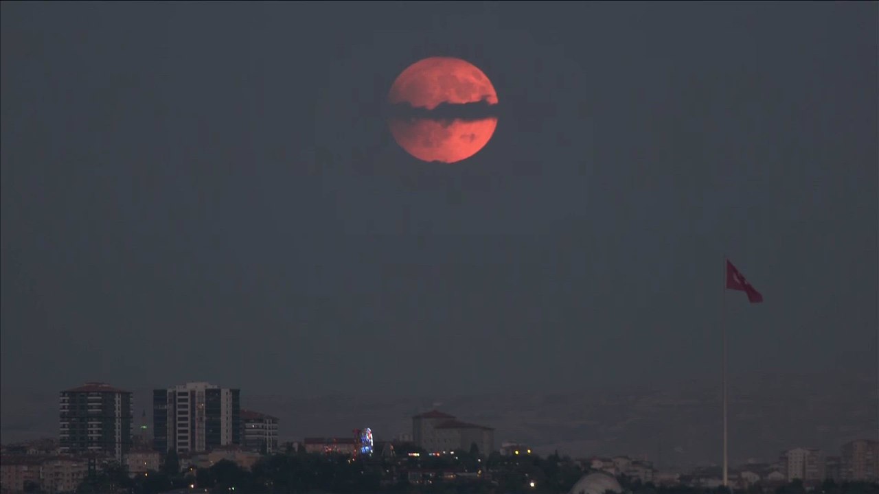 Blood Moon Eclipse Stuns Viewers Worldwide