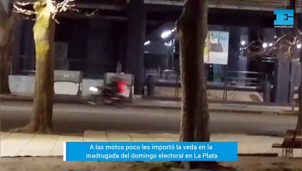 A la caravana de motos en La Plata, no les importó la veda en el madruagada del domingo electoral