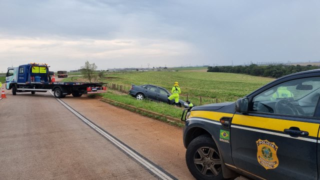 Motorista perde controle da direção de carro e Vectra para no canteiro central da BR-163 em Cascavel
