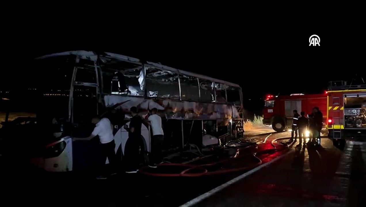 Van'da seyir halindeki yolcu otobüsü yandı