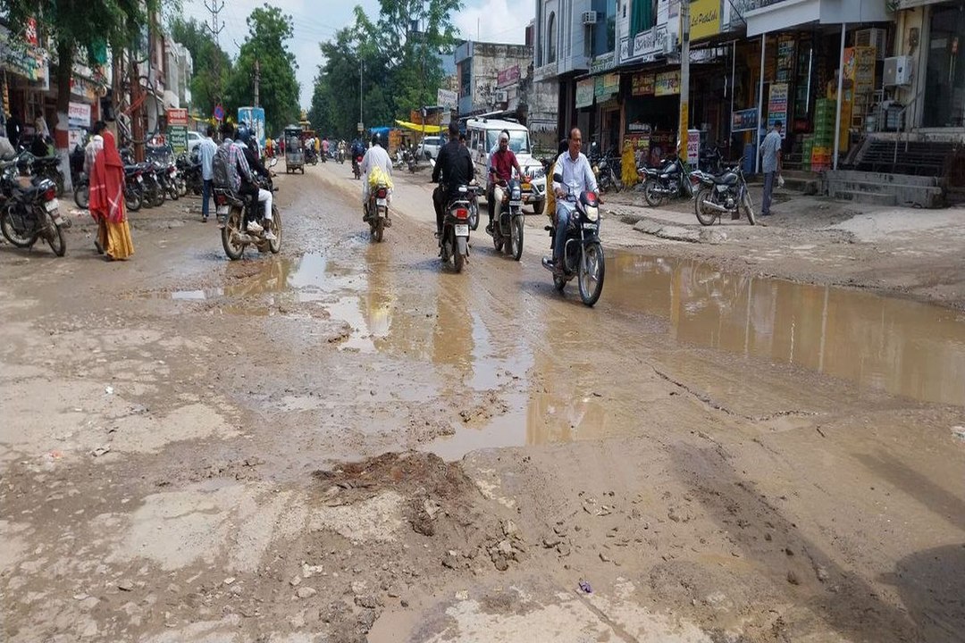 swm news: बारिश के बाद क्षतिग्रस्त सड़कें दे रही दर्द, हादसे का बना अंदेशा