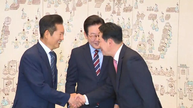 '우리 어제 좋았잖아'... 악수 하려고 마늘·쑥 먹어 , 대통령, 하모니 메이커 [앵커리포트] / YTN