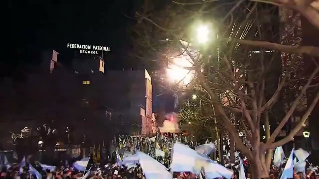 Las imágenes de los festejos de los militantes de Fuerza Patria tras la victoria en las Elecciones