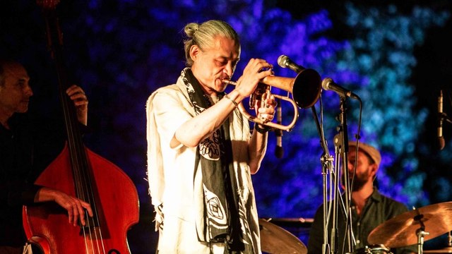 Il trombettista e cantante giapponese Toku al parco del Celio: jazz raffinato sullo sfondo del Colosseo