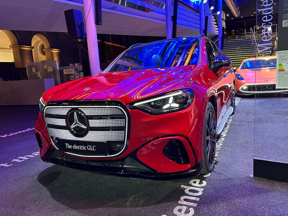 2026 Mercedes-Benz GLC in Rot | Reichweite, Laden, Innenraum – der neue E-GLC