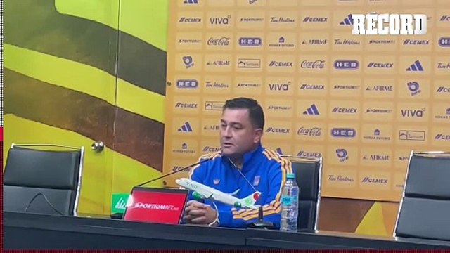 Pedro Martínez Losa festeja el triunfo de Tigres sobre Rayadas y felicita a sus jugadoras