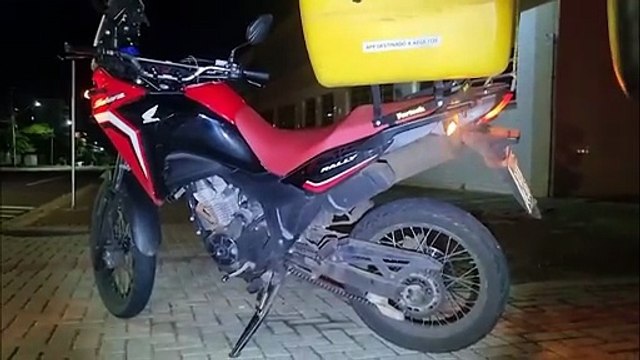 Colisão traseira entre motos deixa entregador ferido na Carlos Gomes