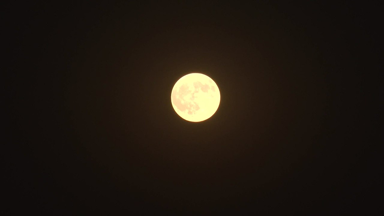 La 'luna de sangre' lunar ilumina los cielos de Teherán