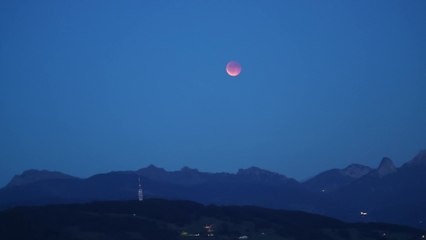 El time-lapse muestra los deslumbrantes cielos de la 'Luna de Sangre' sobre Suiza.