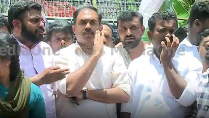 'ലാത്തി പൊക്കിക്കാണിച്ചാൽ പേടിച്ചുപോകുമെന്ന് വിചാരിക്കണ്ട...'- കൊല്ലത്ത് യൂത്ത് കോൺഗ്രസ് പ്രതിഷേധം