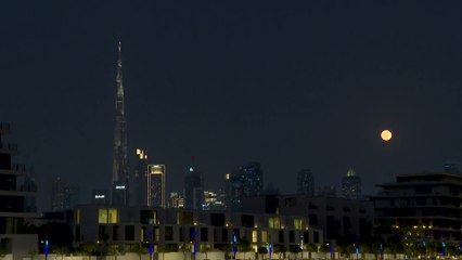 Un eclipse lunar de "luna de sangre" aparece sobre Dubái, Emiratos Árabes Unidos.