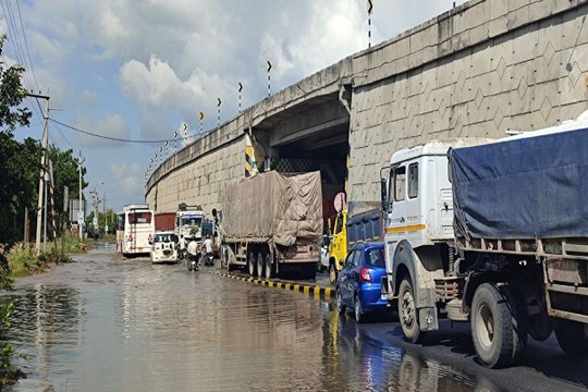 स्मार्ट सिटी के ऐसे हाल: बरसाती पानी. .कीचड़. .टूटी सड़कों से अजमेर के प्रवेश मार्ग बदहाल