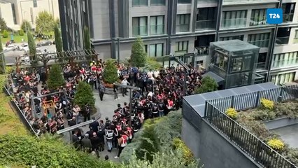 CHP İstanbul İl Başkanlığı’na arka kapıdan girmek isteyen polislere partililer engel oluyor