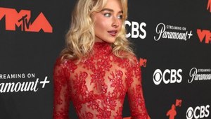 MTV VMAs: Sabrina Carpenter begeistert in durchsichtigem Kleid