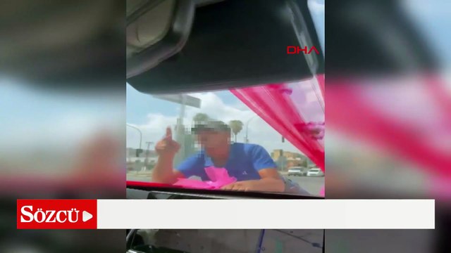 Bahşiş almak için gelin aracının kaputunda metrelerce ilerledi; o anlar kamerada