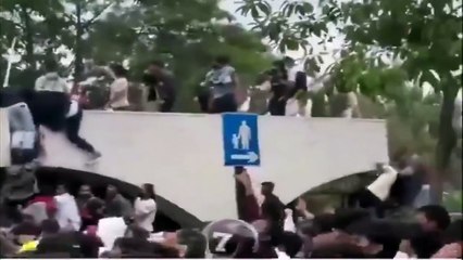 দুর্নীতির বিরুদ্ধে উত্তাল নেপাল, পার্লামেন্টে ঢুকে পড়েছে জনতা