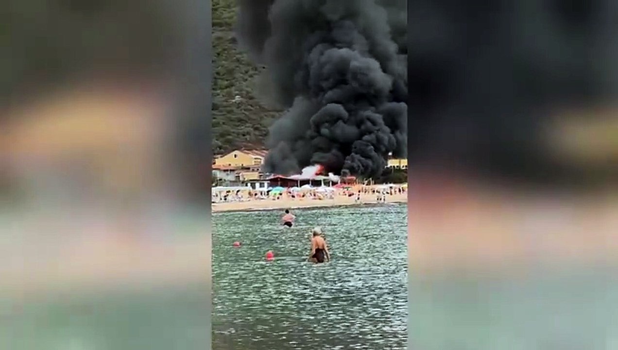 Paura in spiaggia a Bosa marina un grosso incendio distrugge un bar ristorante