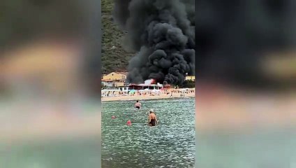 Paura in spiaggia a Bosa marina un grosso incendio distrugge un bar ristorante