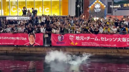 [스포츠A]한신, 조기 우승 확정…도톤보리 강에 뛰어든 팬들