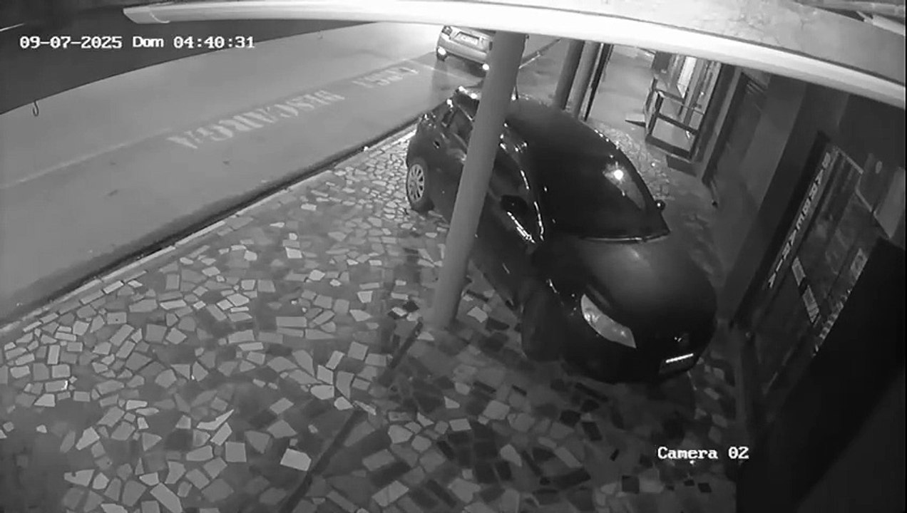 Veículo "faz strike" em Gol estacionado e causa prejuízos em Itajaí