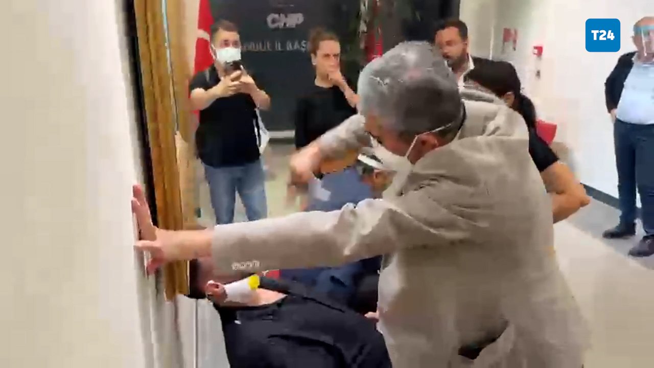 Gürsel Tekin CHP İstanbul İl Başkanlığı'na girerken polisten biber gazlı müdahale; bazı partililer fenalaştı