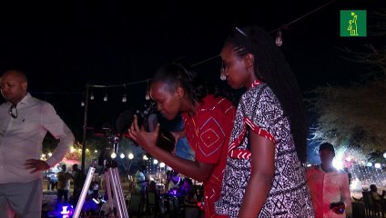 La "luna de sangre" emerge durante el eclipse total lunar