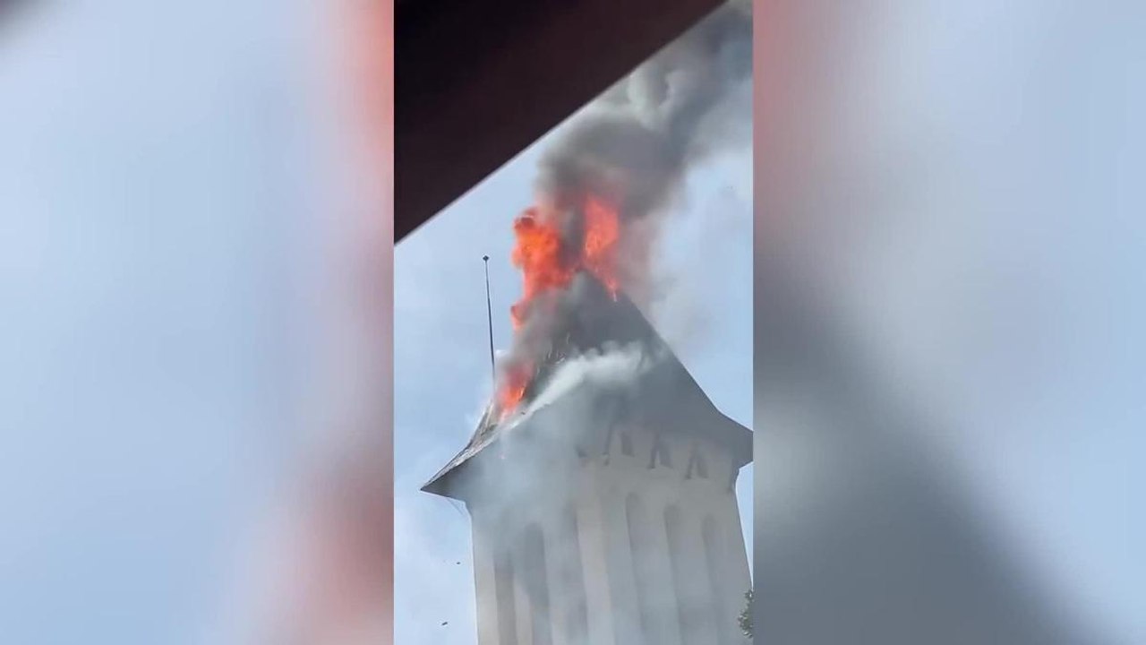Incendio a Rocca Priora, brucia il campanile di una chiesa: le immagini delle fiamme e la paura tra i cittadini