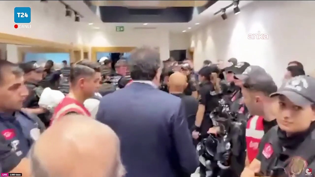 CHP Genel Başkan Yardımcısı Ensar Aytekin, il binasında oda oda Gürsel Tekin'i aradı: Niye saklanıyor ki, konuşacağız sadece