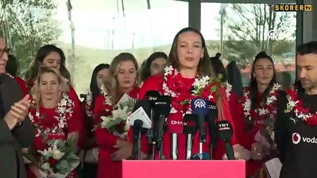 Dünya ikincisi Filenin Sultanları İstanbul'da! Eda Erdem, Los Angeles olimpiyatları açıklaması