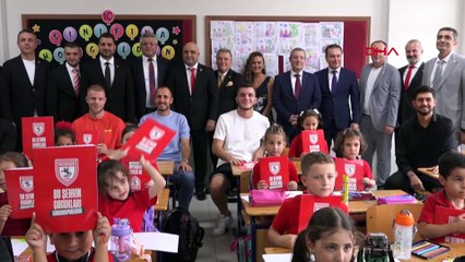 Samsunspor, futbolcular ile birlikte 20 bin öğrenciye defter ve kalem dağıttı