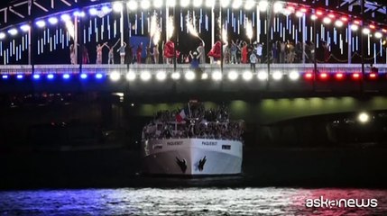 Parigi 2024: una cerimonia sotto la pioggia, ma il ritorno di Céline Dion scalda il cuore