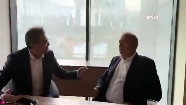 CHP Genel Başkan Yardımcısı Ensar Aytekin, İl Başkanlığı'nda Gürsel Tekin ile görüşürken elini masaya böyle vurdu.