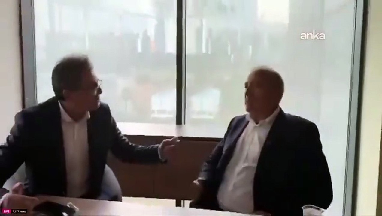 CHP Genel Başkan Yardımcısı Ensar Aytekin, İl Başkanlığı'nda Gürsel Tekin ile görüşürken elini masaya böyle vurdu.
