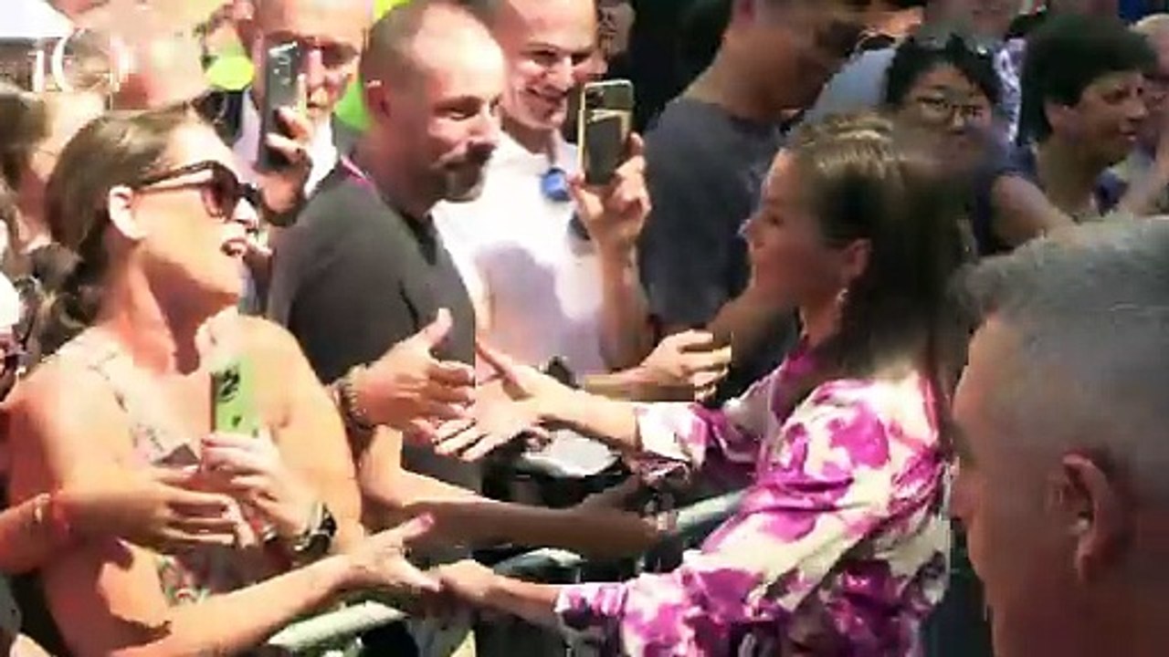 Letizia di Spagna, regina degli abiti floreali: in fucsia e malva per combattere il caldo