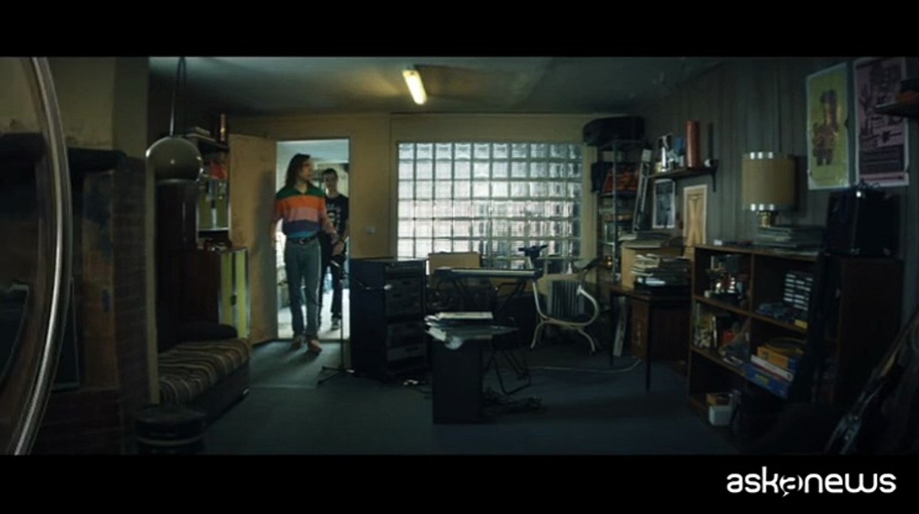 Max Pezzali incontra il suo l'alter ego, arriva "Hanno ucciso l'Uomo Ragno"