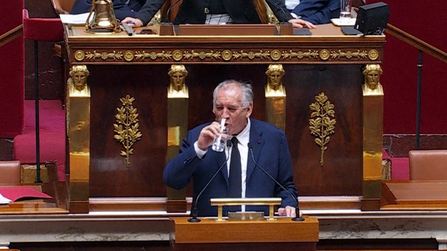 « Si vous criez, je bois », ironise François Bayrou perturbé pendant son discours à l'Assemblée