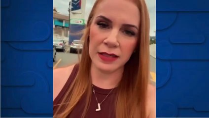 Bandido fica pendurado em janela de carro em movimento em SC