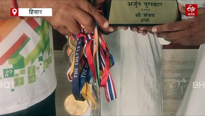 भारत की हॉकी एशिया कप की जीत में हिसार के संजय की अहम भूमिका, माता कौशल्या ने कहा- बेटे की मेहनत पर गर्व, लड्डू बांटकर किया खुशी का इजहार