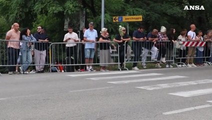 Funerali di Armani: l'arrivo del feretro a Rivalta, nel Piacentino