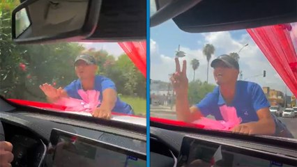 Bahşiş almak için gelin aracının kaputunda metrelerce ilerledi; o anlar kamerada